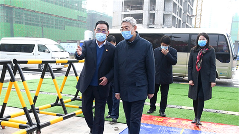 尹弘檢查學(xué)校開(kāi)學(xué)準(zhǔn)備工作