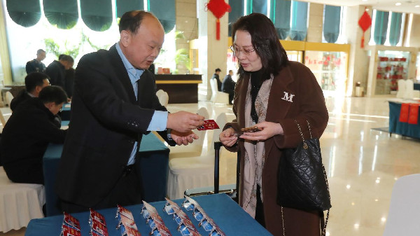 參加省政協(xié)十三屆三次會議的委員抵鄭