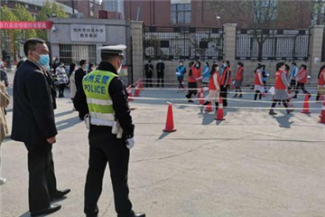 備戰(zhàn)開(kāi)學(xué)!鄭州交警開(kāi)展模擬演練，為初三復(fù)學(xué)做準(zhǔn)備